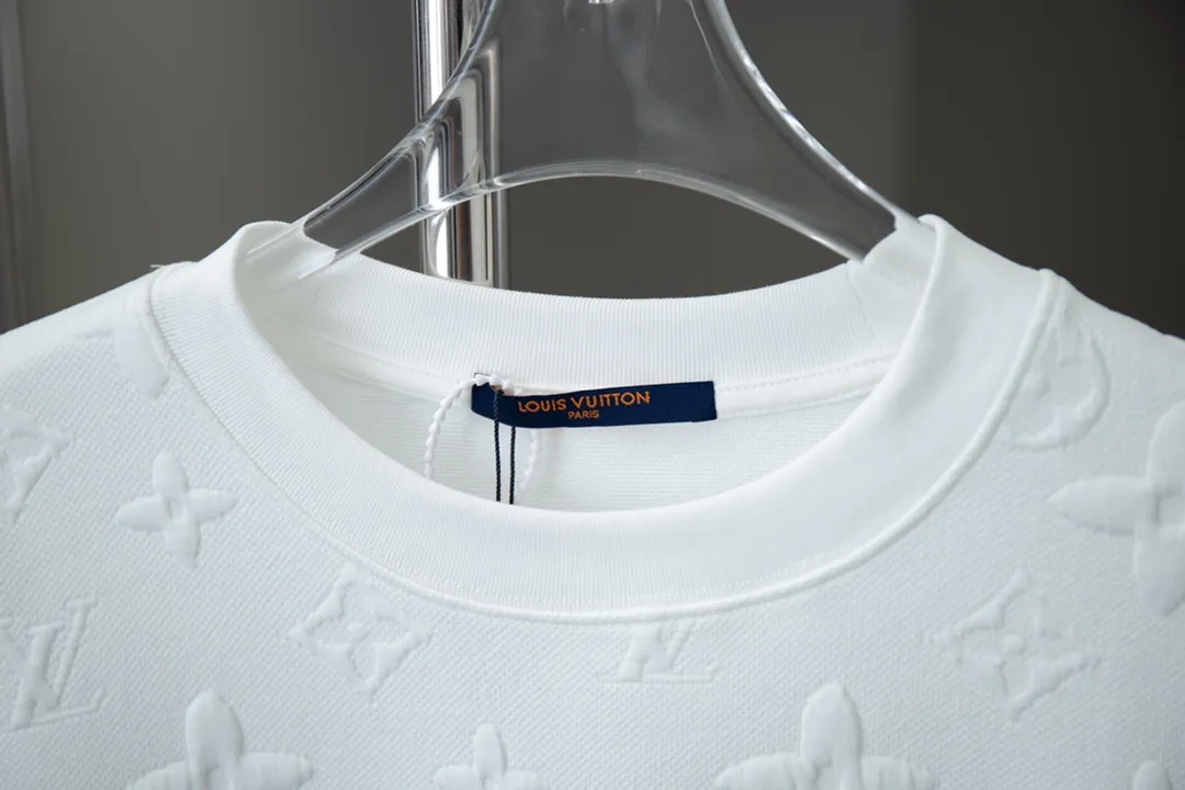 🅿️180 high quality LV 25 SS spring and summer latest round neck fashionable short-sleeved T-shirt, official website synchronization, pure cotton fabric at the counter! Comfortable against the skin, durable and easy to wear, classic and simple logo design, meticulous original craftsmanship, customized 260g vat-dyed fabric, very comfortable to the touch, latest brick cabinet synchronization, OS off-shoulder version, fashionable and personalized, super versatile and good-looking, very suitable for both men and women, must-have style, hang tag, collar label, washed wheat, complete with three labels S M L XL